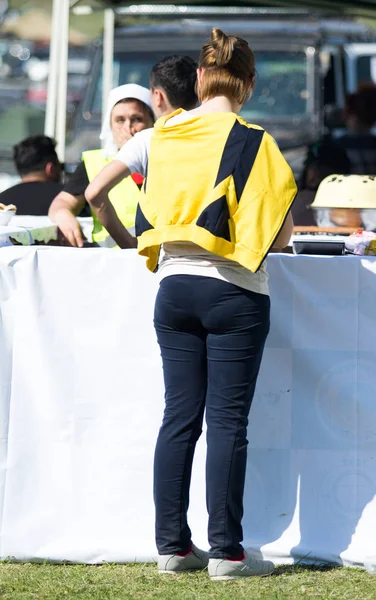 Kazakistan, Çimkent - 9 Nisan 2017. Erkekler kadınlar kadınlar çocuk dağlar bahar. Jöle manzara manzara.