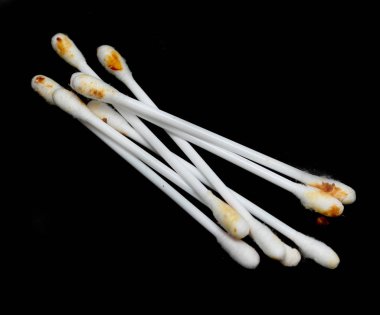 Siyah arka planda kullanılan beyaz kulak çubukları