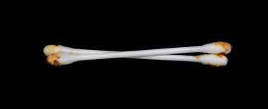 Siyah arka planda kullanılan beyaz kulak çubukları