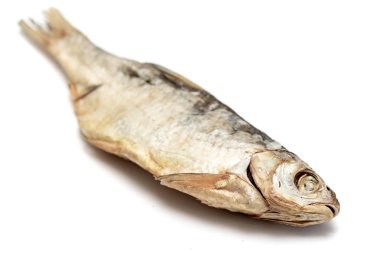 Beyaz arka planda, bira için gıda izole kuru çiğ balık vobla.