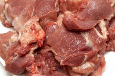 et parçaları çiğ, et