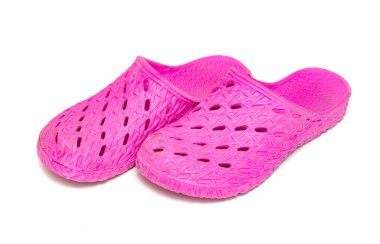 Beyaz arka plan üzerinde izole kırmızı lastik terlikler