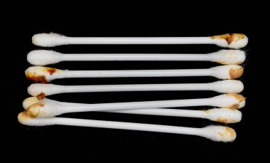 Siyah arka planda kullanılan beyaz kulak çubukları