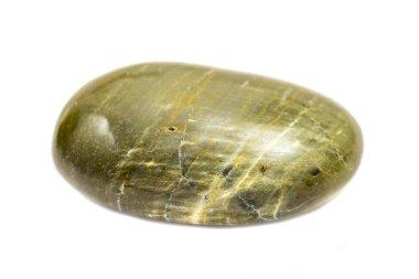 izole beyaz bir arka plan üzerinde renkli düz taş