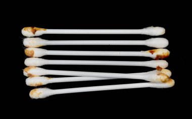 Siyah arka planda kullanılan beyaz kulak çubukları