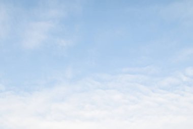 Bulutlu mavi gökyüzü