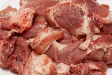 et parçaları çiğ, et