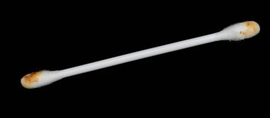 Siyah arka planda kullanılan beyaz kulak çubukları