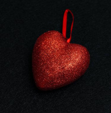 Siyah zemin üzerine kırmızı bir kalp. Aşk ve romantizm St. Valentine's gün güzel kavramı. St. Valentine's Day güzel.