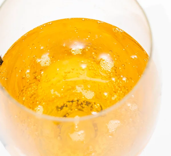 Жовтий Напій Газом Склянці Білому Фоні — стокове фото