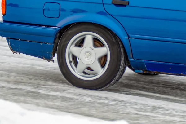 Samochód Osobowy Zima Śnieg Blizzard Droga Lodowych Lód — Zdjęcie stockowe