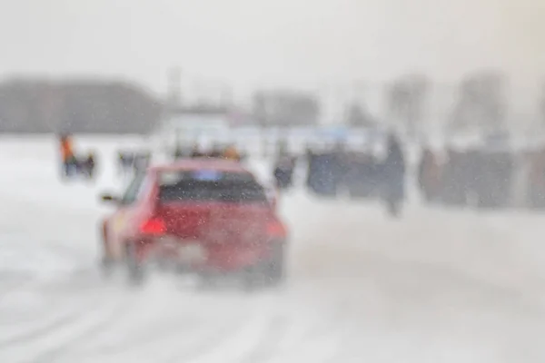 Osobní Auto Zimě Sněhovou Vánici Ice Zledovatělou Silnici — Stock fotografie