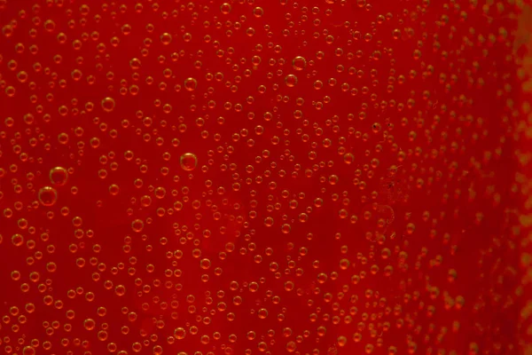 Gotitas Aire Redondas Agua Sobre Fondo Rojo — Foto de Stock