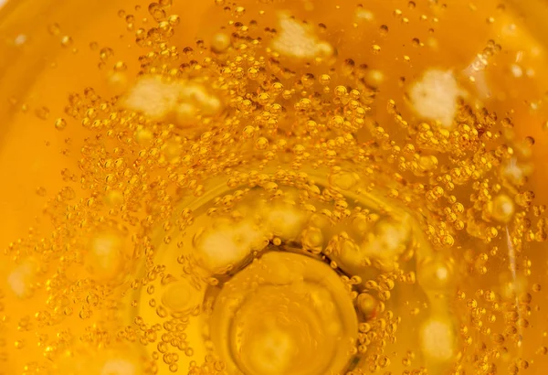 Gele Drankje Met Gas Een Glas Drinken Een Witte Achtergrond — Stockfoto