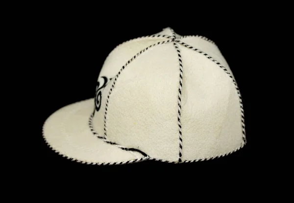 Weiße Mütze Für Männer Auf Schwarzem Hintergrund — Stockfoto