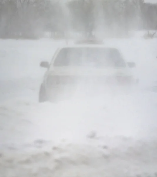 Personenauto Winter Sneeuw Blizzard Ijs Ijzige Weg — Stockfoto