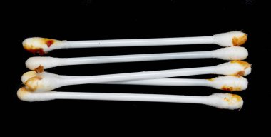 Siyah arka planda kullanılan beyaz kulak çubukları