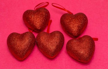 Pembe bir arka plan üzerinde kırmızı kalp. St. Valentine's gün güzel arka plan kalpler. Aşk ve romantizm kavramı. Aşk arka plan.