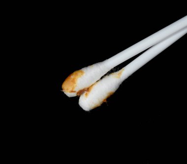 Siyah arka planda kullanılan beyaz kulak çubukları