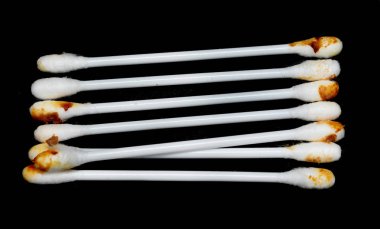 Siyah arka planda kullanılan beyaz kulak çubukları