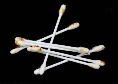 Siyah arka planda kullanılan beyaz kulak çubukları