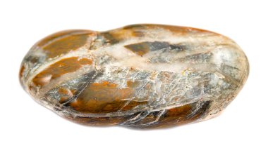 izole beyaz bir arka plan üzerinde renkli düz taş