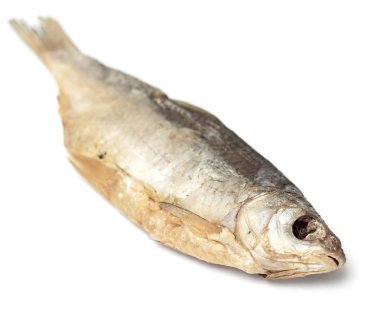 Beyaz arka planda, bira için gıda izole kuru çiğ balık vobla.