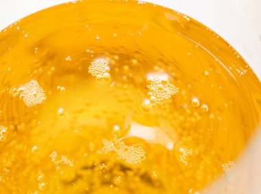 beyaz zemin üzerinde bir içki cam gaz ile sarı içki