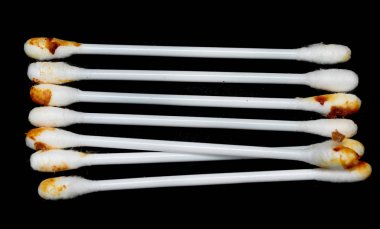 Siyah arka planda kullanılan beyaz kulak çubukları