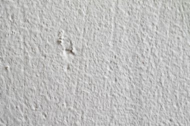 Arka plan doku. Beyaz beton duvar. Yüzeyi küçük çatlaklar.