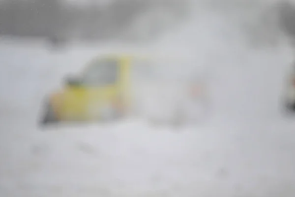 冬吹雪 氷氷の道路で乗用車 — ストック写真