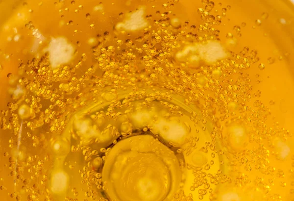Gele Drankje Met Gas Een Glas Drinken Een Witte Achtergrond — Stockfoto