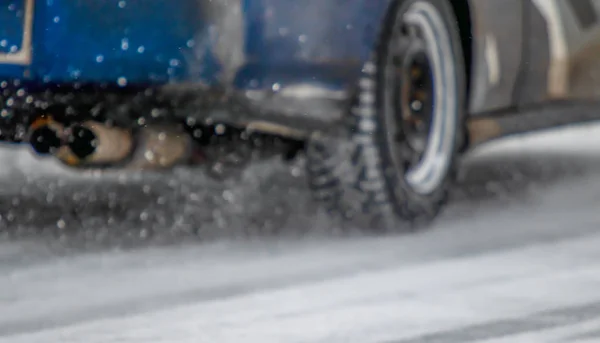 Osobní Auto Zimě Sněhovou Vánici Ice Zledovatělou Silnici — Stock fotografie