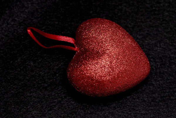 Een Rood Hart Een Zwarte Achtergrond Valentine Day Concept Van — Stockfoto