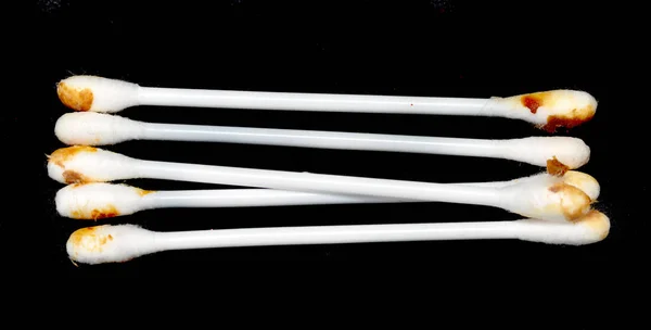 Siyah Arka Planda Kullanılan Beyaz Kulak Çubukları — Stok fotoğraf