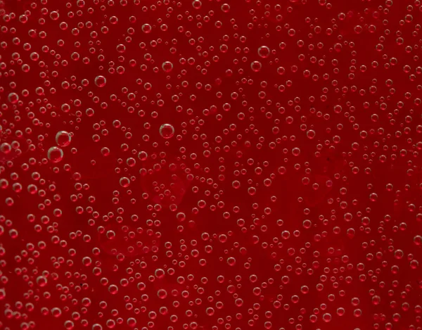 Okrągłe Powietrzu Kropelki Wody Czerwonym Tle — Zdjęcie stockowe