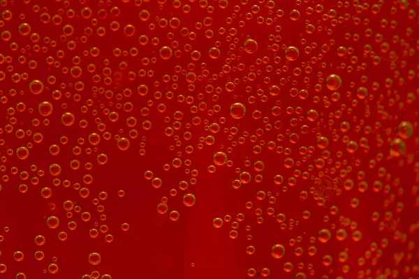 Okrągłe Powietrzu Kropelki Wody Czerwonym Tle — Zdjęcie stockowe