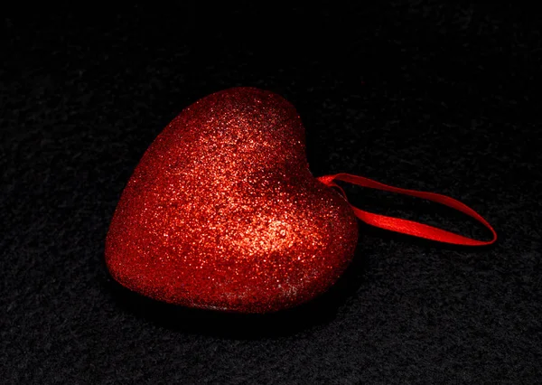 黒の背景に赤いハート 愛とロマンスの聖バレンタインの日のコンセプト 美しい聖バレンタインの日 — ストック写真