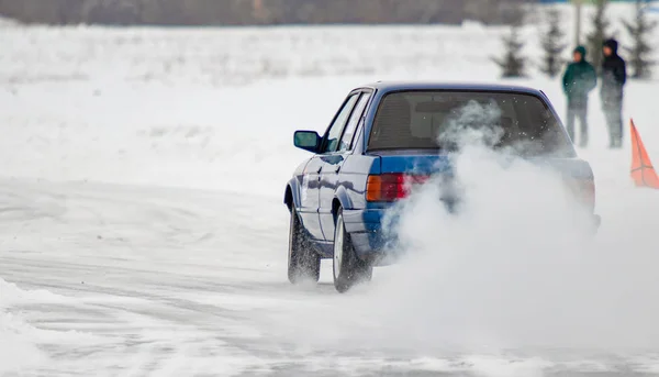 Osobní Auto Zimě Sněhovou Vánici Ice Zledovatělou Silnici — Stock fotografie