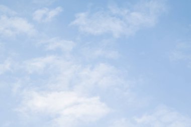 Mavi gökyüzünde sirus bulutları.