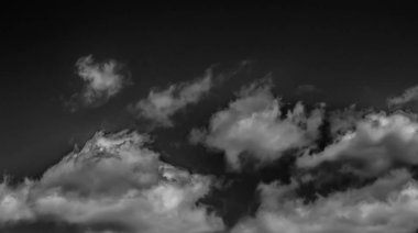 Beyaz bulutların üzerinde karanlık bir gökyüzü, tek renkli.