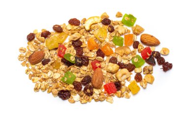 Granola, yulaf, fındık ve bal, gevrek bir duruma pişmiş içeren bir kahvaltı yemek haddelenmiş. Beyaz bir arka plan üzerinde.