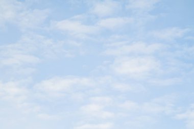 Mavi gökyüzünde sirus bulutları.