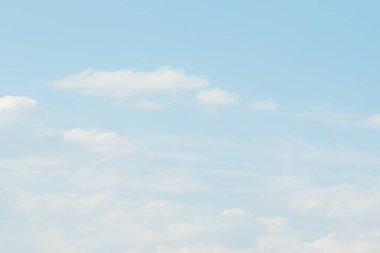 Yumuşak bulutlar. Güzel gökyüzü arkaplanı. Beyaz bulutlu mavi gökyüzü. Açık gün ve güzel hava.