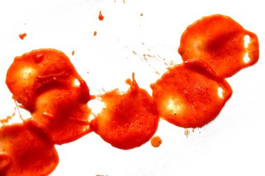 Spot renkleri beyaz zemin üzerine kırmızı ketçap.