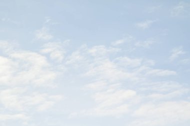 Mavi gökyüzünde sirus bulutları.