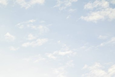 Mavi gökyüzünde sirus bulutları.