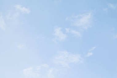 Mavi gökyüzünde sirus bulutları.