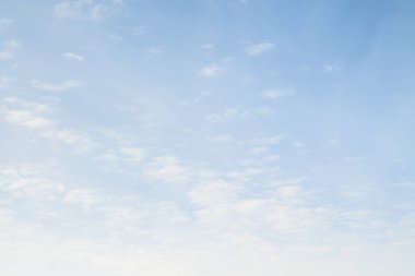 Mavi gökyüzünde sirus bulutları.