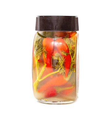 Beyaz arka plan üzerinde studio fotoğraf izole kırmızı Marine biber biber ile bir cam kavanoz.